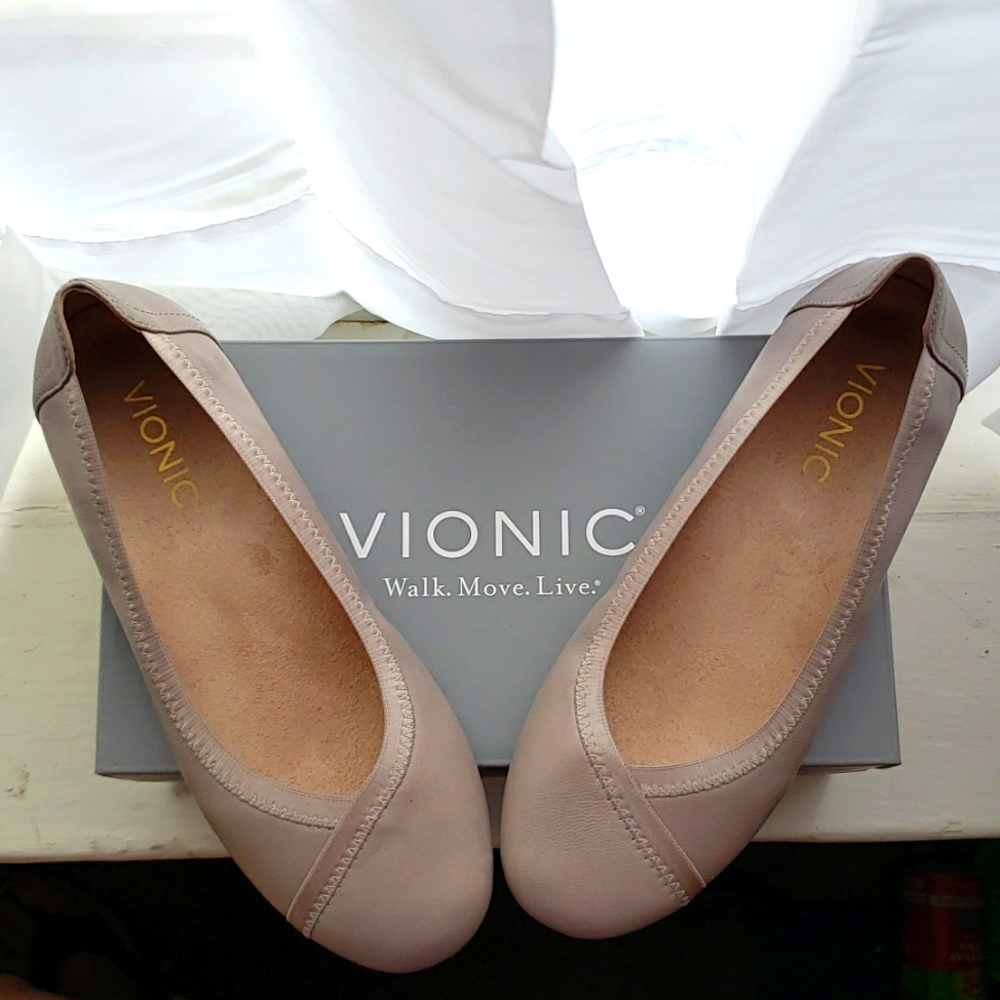 Vionic Spark Caroll light grey flats